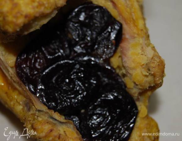 Запечатаем "окошко" черносливом.