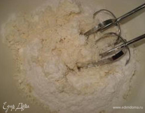 Смешать рикотту, творог и сахарную пудру. 