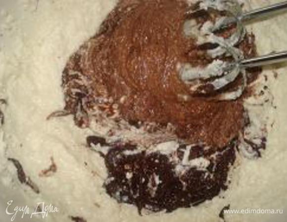 Добавить растопленный шоколад и взбивать до однородности.