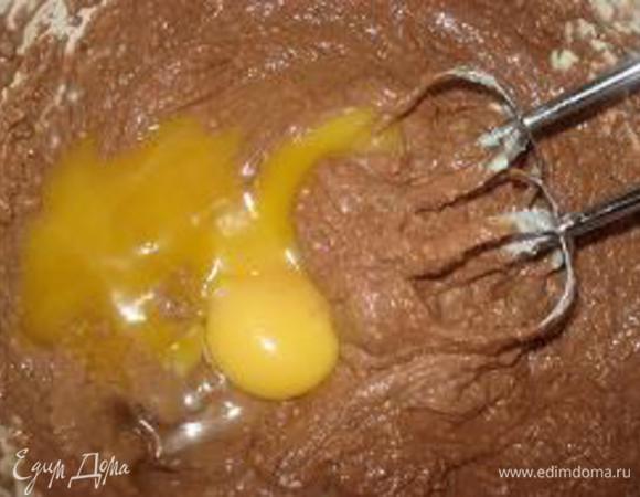 По одному вбить яйца и добавить желтки. Все хорошо вымешать. 