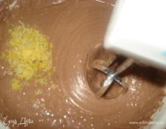 Добавить цедру лимона и муку, просеянную с разрыхлителем. 