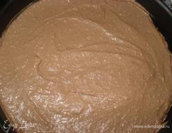 Форму смазать маслом и выложить тесто в форму. 