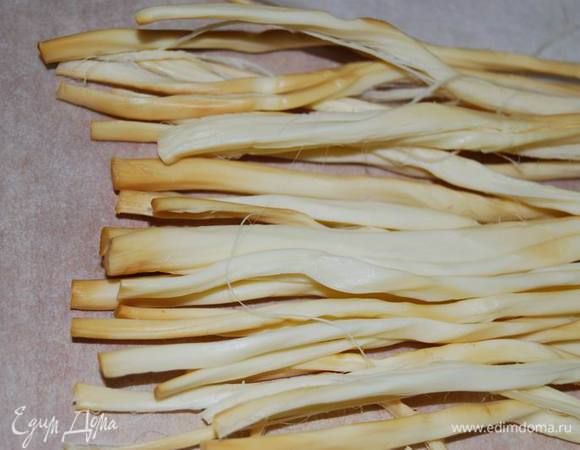 Разберем сыр сулугуни на полоски.