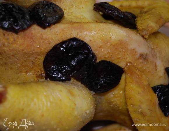 Приоденем курицу в копченую одежку - выкладываем в произвольном, удобном вам порядке. Чернослив...