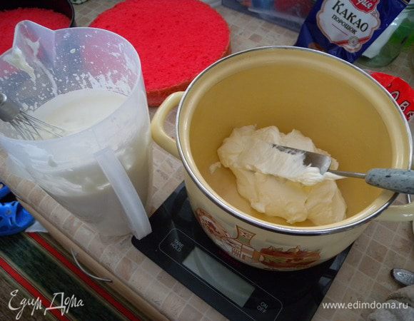 4. Готовим крем. Сливки взбить. Сметану взбить с сахаром или пудрой до состояния крема (густо). Соединить аккуратно обе массы. Добавить при желании ванилин. Желатин залить небольшим количеством воды. Оставить раствориться. Довести до кондиции на водяной бане или в микроволновке. Теперь в чашку с желатином добавляем пару ложек крема, быстро перемешиваем и через сито отправляем в остальной крем при этом хорошо перемешиваем до однородности. Внимание! Такой крем быстро застывает! Нам нужно будет два слоя крема. Поделюсь секретом как я делю крем, чтобы было одинаково. Я знаю сколько весит моя кастрюлька, в которой я делаю крем и у меня есть весы. Я просто кладу на них кастрюльку с кремом, отнимаю вес ее и знаю сколько у меня крема получилось. Потом не снимая с весов просто отбираю половником крем на торт. Допустим в этот раз у меня было 800 г крема. Весы показали 1800 (с кастрюлькой). Я отобрала крема, чтобы получилось 1400 :-))). Тут легко. и можно на глаз, если пополам. Но иногда приходиться крем делить на 6-7 частей и на глаз, даже по объему это не сделаешь. А в разрезе красиво смотрится, когда все четко :-)))).