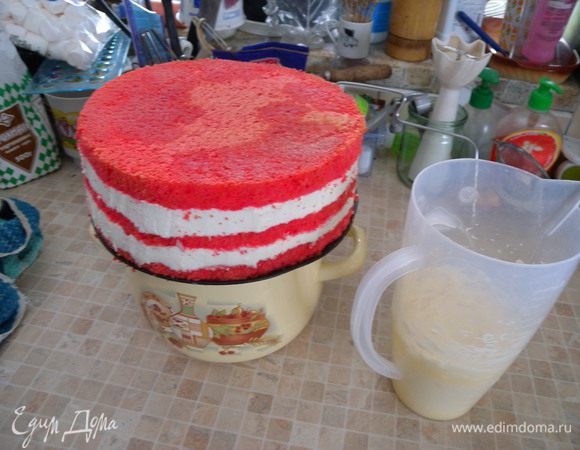 5. Итак, выложили часть крема на корж. Накрыли вторым, пропитали корж. Опять крем, и накрыли последним коржом. Опять же пропитали. Поставили все застывать в холодильник. (фото со второго торта). 