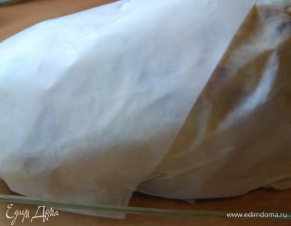 Завернем курицу в промасленную бумагу и поставим запекаться в предварительно разогретую до 180 градусов духовку.