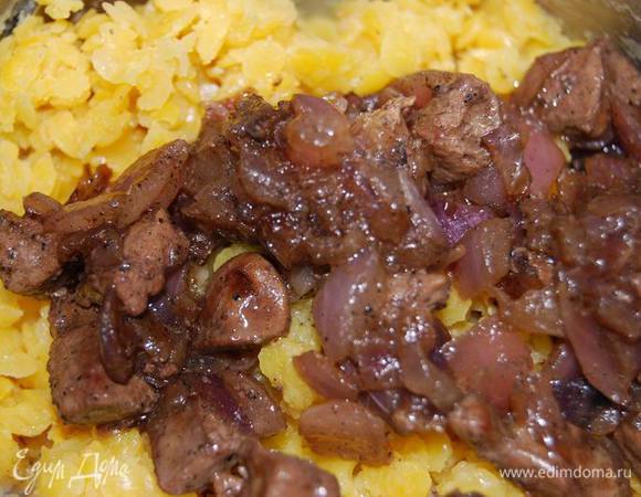 Добавим лук к чечевице.