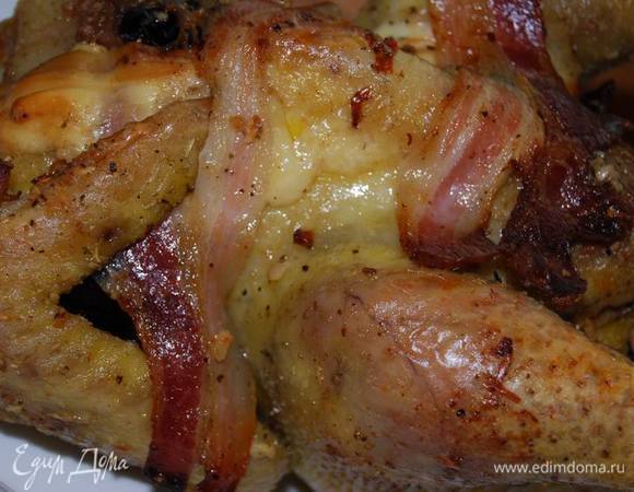 Я немного развернула ее,добавив сверху несколько кусочков сливочного масла и запекала еще 40 минут при этой же температуре. Достаем готовую курицу из духовки,освобождаем из бумаги,выкладываем на блюдо и оставляем минут на 10. Этого времени как раз достаточно,чтобы приготовить приборы,бокалы и бутылочку вина.
Ждать больше нельзя - очень хочется узнать, как получилось. А получилось, скажу, без лишней скромности и во благо нового вкуса -ОЧЕНЬ ПО-НОВОМУ ВКУСНО! 