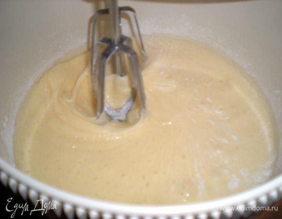 Добавить сахар,муку и растительное масло.Молоко нагреть не доводя до кипения.