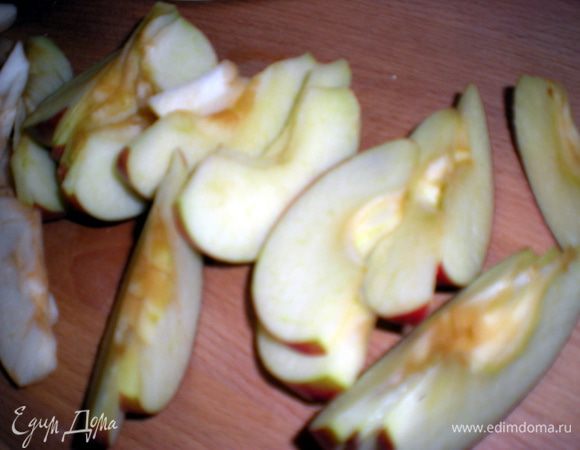 Яблоки нарезать дольками.