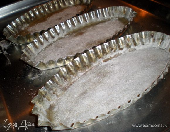 Форму смазать маслом и присыпать мукой.