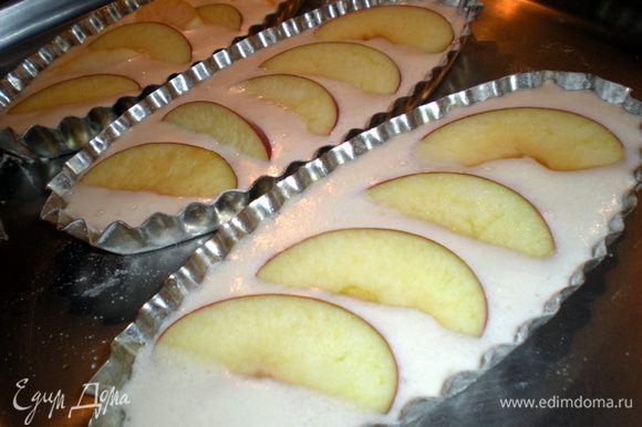 Вылить тесто в форму и выложить яблоки.