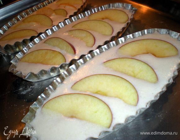 Вылить тесто в форму и выложить яблоки.