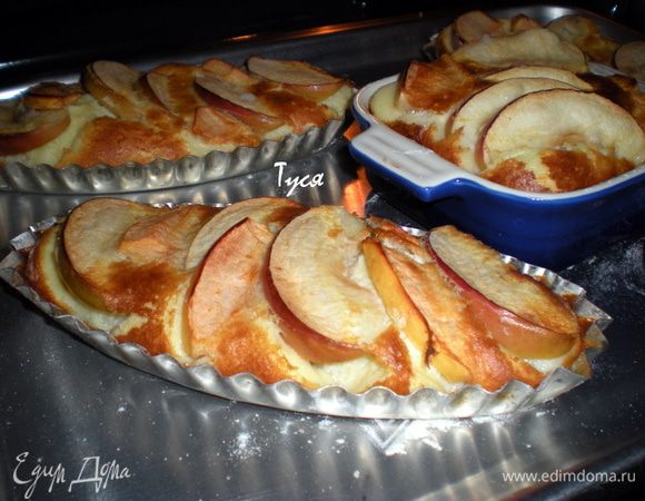 Флонярд должен подняться и хорошо подрумяниться.Так говорится в рецепте,но через 10 мин он у меня стал уже достаточно румяный.Я подумала,что через 30 мин он сгорит.Но торопиться не стала и выждала время.Ровно через 40 мин он стал высокий и не сгоревший совсем.