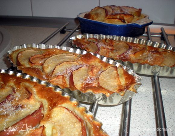 Немного остудить,посыпать сахаром и можно подавать.Пирог потеряет свою пышность и осядет,это нормальное его состояние))