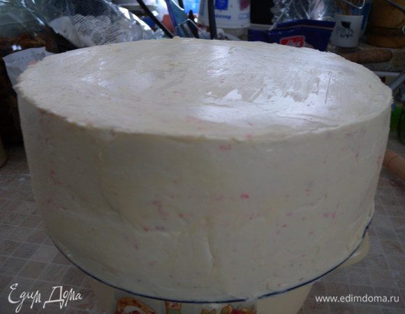6. Готовим масляный крем для покрытия. Масло взбить с сгущенным молоком. Масло должно быть оооочень мягким и сгущенка не с холодильника. Снять кольцо с торта. Дно оставить. В этом случае у меня торт был горбиком и я его не переворачивала дном вверх.  Покрыть заготовку (оставить крем для коррекции). Поставить в холодильник. Когда крем застыл, окончательно откорректировать покрытие оставшимся кремом. Выровнять. В конце (это тоже с видеотуториала) можно прогладить руками смоченными в воде. (фото со второго торта). 