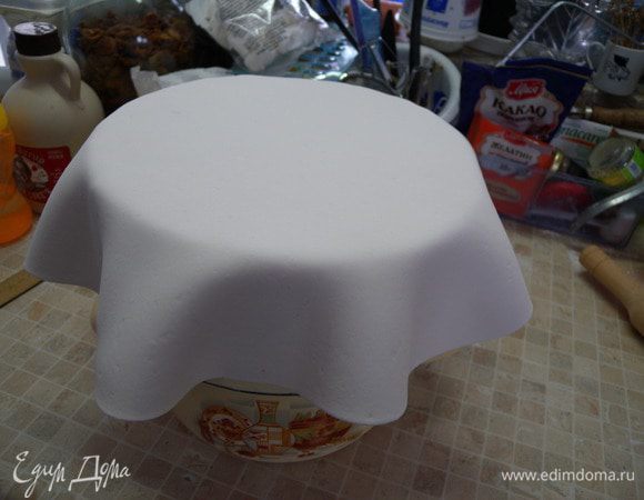 9. Хочу поделиться методом покрытия. Я его увидела на американском сайте в видеотуториал. Короче, МК. Поставить заготовку на кастрюльку или мисочку по диаметру меньшую нашего дна формы. Если есть такой поворотный стол - супер. Но обязательно меньшего диаметра. У меня кастрюлька. Накрыть мастичным блином и оставить на 1-2 минуты не трогая. (фото со второго торта). 