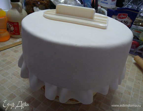 10. Затем начинаем очень медленно формировать бока. Поглаживаем ладонями. От теплых рук масло подтаивает и мастика легче ложится. Делать все не спеша. Потом можно утюжком. (фото со второго торта). 