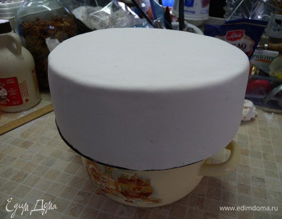 13. Вот, красота. Можно с дна от форме переложить на подложку красивую. (фото со второго торта). 