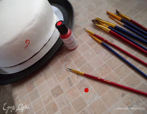 14. Далее украшаем кто на что гаразд. Я делала так впервые. Решила расписать торт краской для аерографа (пищевая). Она жидкая и ее легко рисовать. 