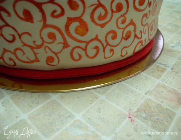 16. Внизу добавляем жгутик. Чтобы он глубже сел, предварительно проходимся палочкой подгибая края мастики под бисквит. 