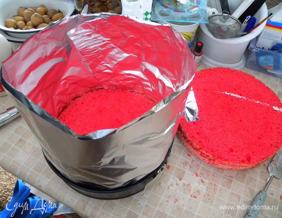 22. Пришлось добавить фольгу, так как торт выше формы. 