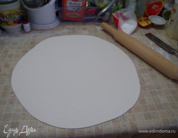 24. Так же сделала с мастикой. Еще хочу сказать. Когда я раскатываю мастику я ее не притрушиваю пудрой а под низ подсыпаю крахмал и пудрю крахмалом (и руки и скалку). Это так же хорошо для цветной мастики, крахмал не создает белый налет. 