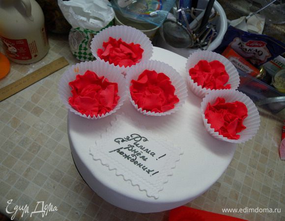 26. Цветочки. В этот раз добавились листики, жгутик другой. И табличка - открытка. Примерили... снимаем.