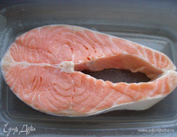 Стейк моем и высушиваем бумажным полотенцем.