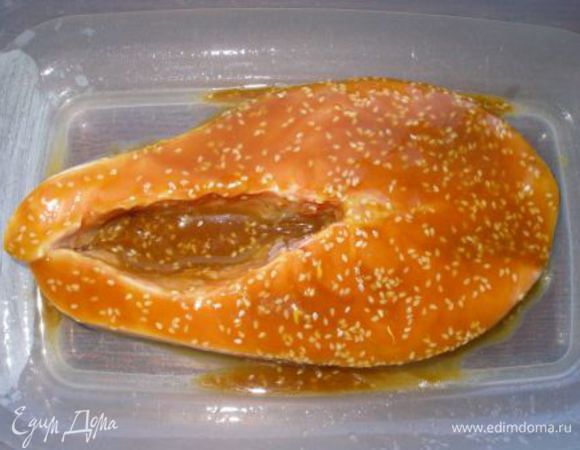 Смазать соусом стейк со всех сторон. Оставляем в холодильнике минут на 15-20.