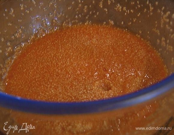 Кускус залить томатным соком и оставить набухать.
