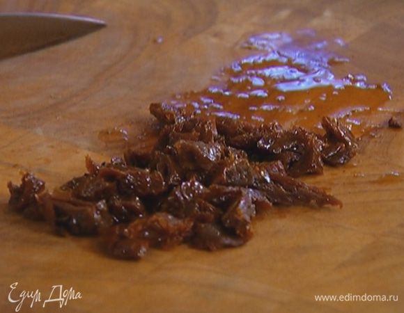 Вяленые помидоры порезать.