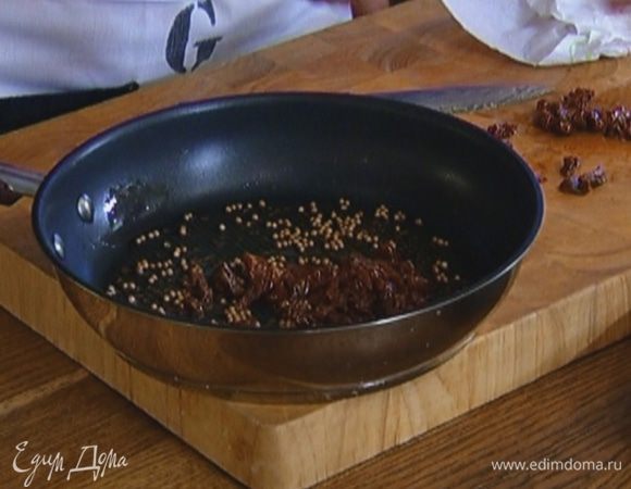 Добавить помидоры, базилик и кускус, посолить, поперчить и все перемешать.