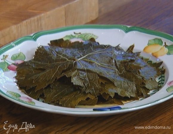 Виноградные листья промыть и просушить бумажным полотенцем.