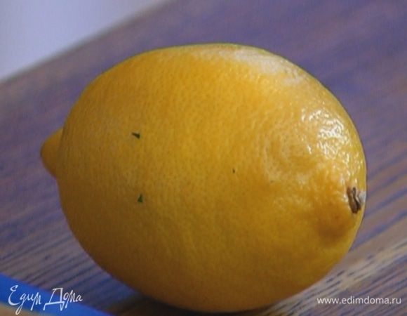 Цедру лимона натереть на мелкой терке, из половинки лимона отжать сок.