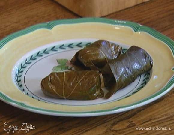 Подавать долму с соусом из йогурта.