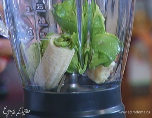 Из авокадо вырезать мякоть.