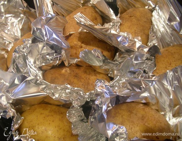 Картофель, моем, сушим. Заворачиваем каждую картофелину в фольгу и запекаем до мягкости в разогретой до 200 гр духовки около 1 ч (у меня около 1.15).
