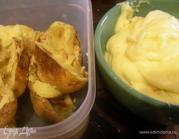 Вынимаем картофель, даем ему немного остыть. Разрезаем напополам или срезаем крышечку, оставляя небольшие стенки, вынимаем мякоть. Делаем из нее пюре.

