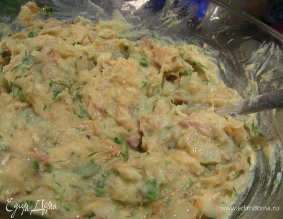 Шинкуем лук и чеснок и обжариваем их на растительном масле. Рыбу разминаем вилкой, добавляем к ней рубленную зелень, лук и чеснок, картофельное пюре. Солим, перчим по вкусу. Перемешиваем.

