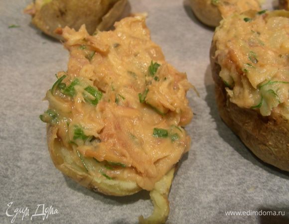 Выкладываем на противень наши скорлупки. Наполняем их начинкой, оставляя немного места для яйца (если добавляете). Сверху аккуратно разбиваем яйцо.
Ставим в духовку на 10-15 минут. Я за 5 минут до конца присыпала их сыром. 
