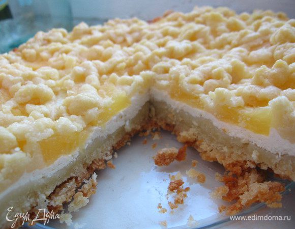 Достать тесто из морозилки. С помощью крупной терки  покрошить тесто поверх ананасов.