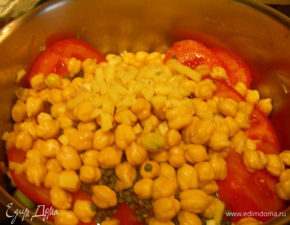 С нута сливаем воду, промываем его. Добавляем в кастрюлю нут, картофель, кабачок, помидоры, чечевицу. Готовим несколько минут. Если используете баранину, то добавляйте ее сейчас (я курочку позже добавляла), нарезав тонкими ломтиками. 
