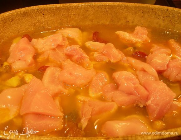 Ставим нашу кастрюлю с супом в духовку 120 гр на 1.5 часа. Я в этот момент перелила суп в гусятницу, добавила в него кусочки курочки. Духовку разогрела до 180 гр, так как готовила первый раз и не была уверена, что все вовремя проготовится, нут все-таки)) У меня супчик был готов минут через 50, потом он еще ждал прихода мужа с работы минут 30 в выключенной духовке.
