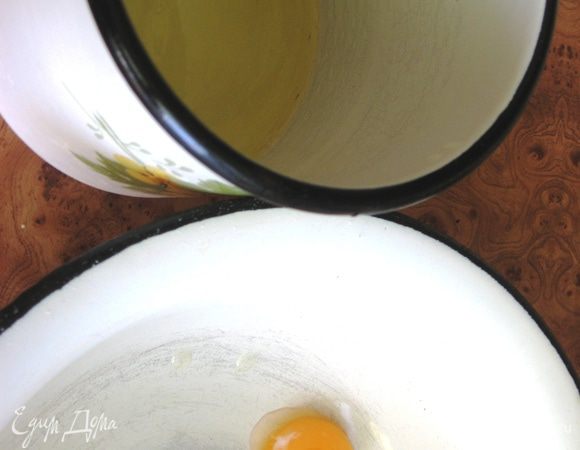 Отделяем белки от желтков. 