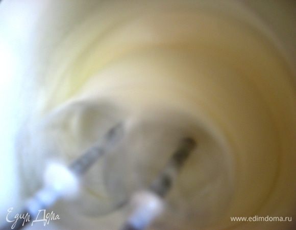 Белки взбиваем в густую пену с щепоткой соли.