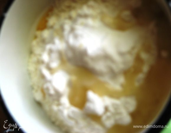 Соединяем белки с желтками, добавляем растительное масло, муку и разрыхлитель. Соединяем белки с желтками, добавляем растительное масло, муку и разрыхлитель. 