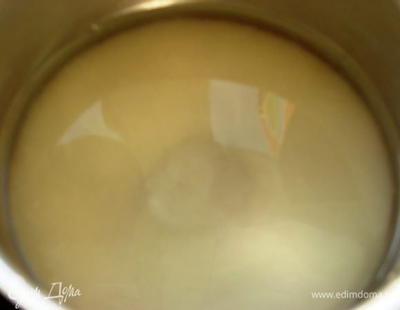 Готовим сироп. Сахар и воду доводим до кипения и варим 5-7 минут.