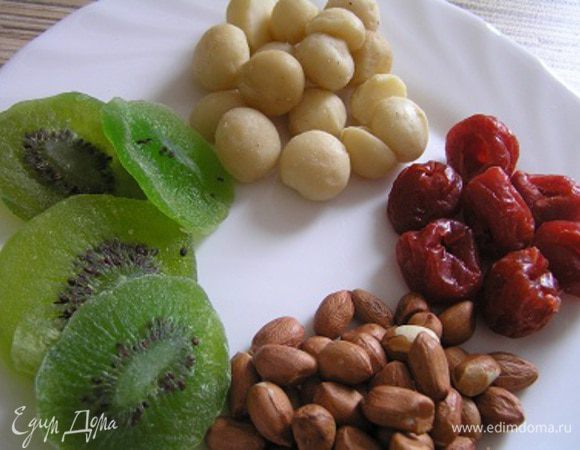 Приготовить цукаты и орехи. Цукаты нарезать на маленькие кусочки, обжарить арахис, очистить от шелухи, разобрать на половинки. 